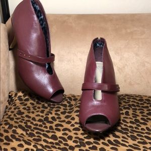 New, Burgundy 4” heels w/peep toe studs heel s11